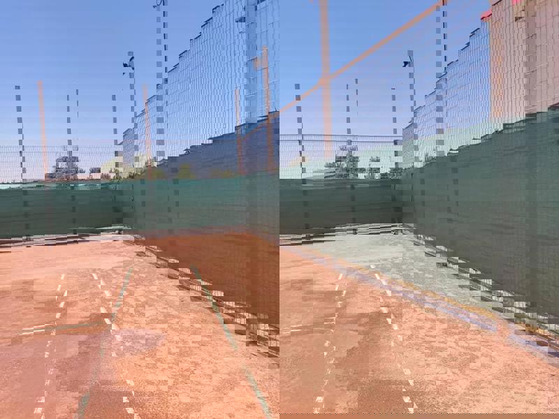 Shade net for tennis courts